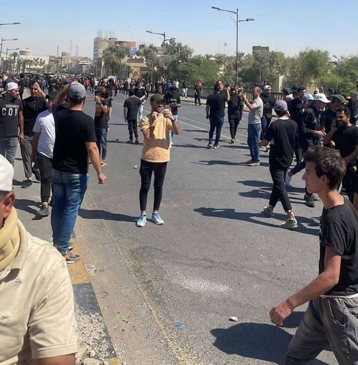 ببینید| درگیری حامیان جریان صدر با نیروهای امنیتی در بغداد