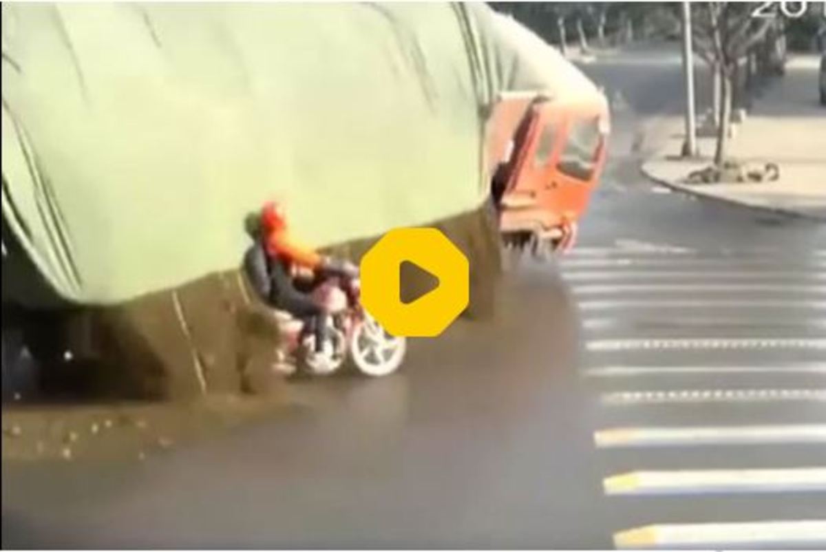 ببینید | نجات معجزه‌آسای موتورسوار چینی پس از زیر گرفته شدن توسط کامیون