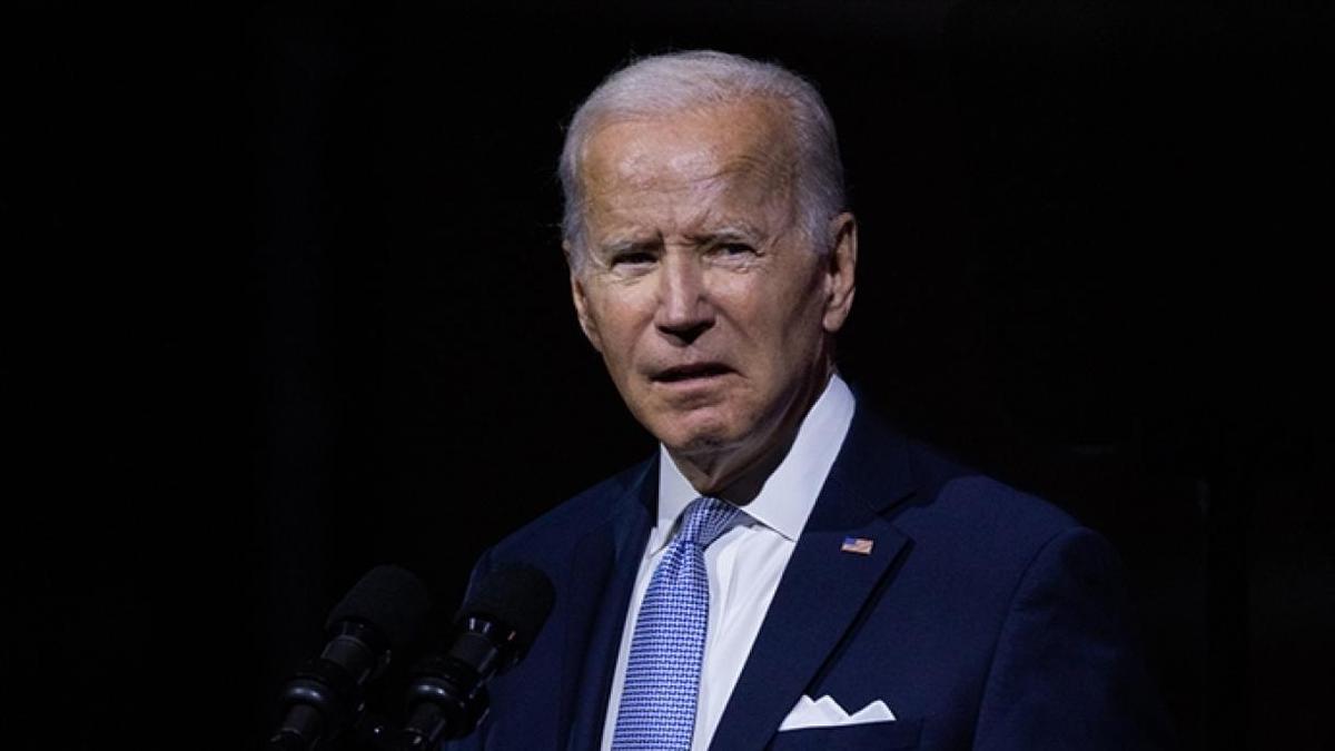 ببینید | گاف جدید بایدن؛ رئیس جمهور آمریکا به دنبال نماینده فوت شده کنگره