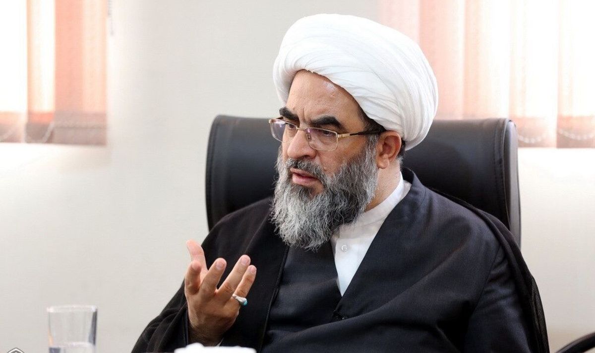 عضو جامعه مدرسین: مسئولین حقایق حوادث را هر چه زودتر برای مردم روشن کنند/  اگر کسی بگوید حق ندارید حرف بزنید، نه مطابق با دین است نه مطابق با قانون/ یادم نمی‌آید از اول انقلاب تاکنون چنین اتّحاد رسانه‌ای وجود داشته باشد