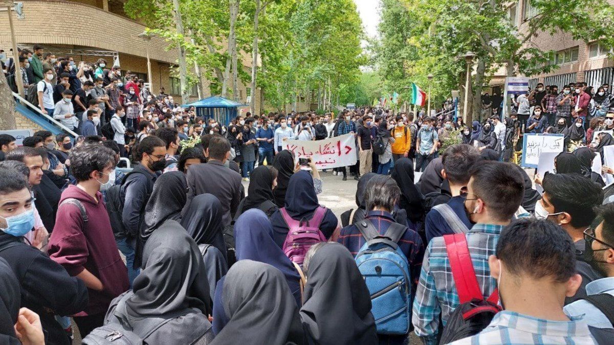 همشهری: مقصر فحاشی و شعارهای جنسی دانشجویان؛ نهادهایی هستند که بودجه های هنگفت فرهنگی گرفتند و کار نکردند
