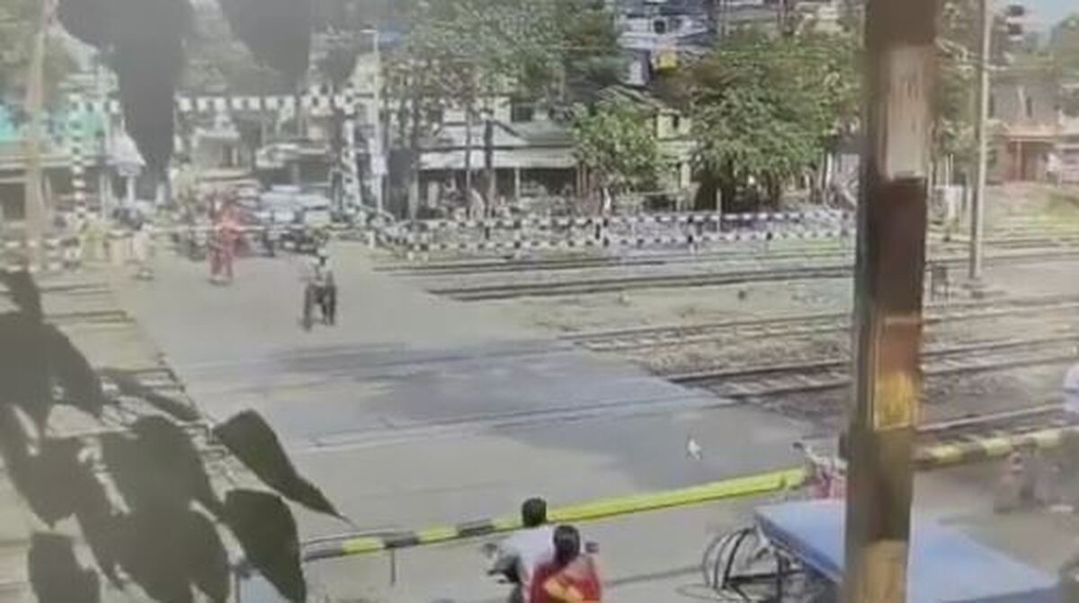ببینید | هند؛ تصادف مرد سر به هوا با قطار