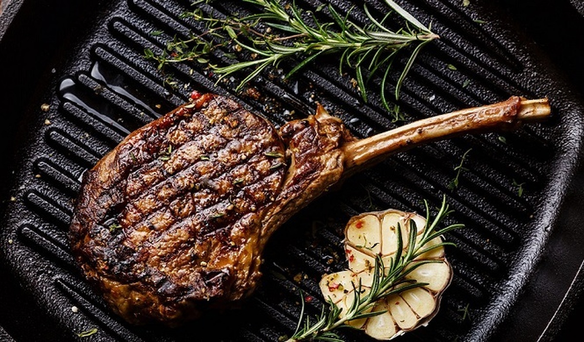 نحوه عجیب سرو استیک هزار دلاری با روکش طلا (فیلم)