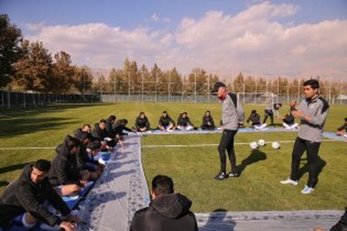 سفرۀ ناهار بازیکنان تیم ملی وسط زمین چمن +عکس