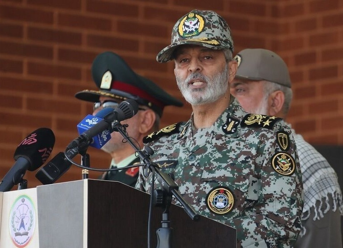 فرمانده ارتش: دشمنان توانسته‌اند خرمشهر‌هایی را فتح کنند؛ ما باید تلاش کنیم این خرمشهر‌ها را آزاد کنیم/ هدف نهایی شان تجزیه است