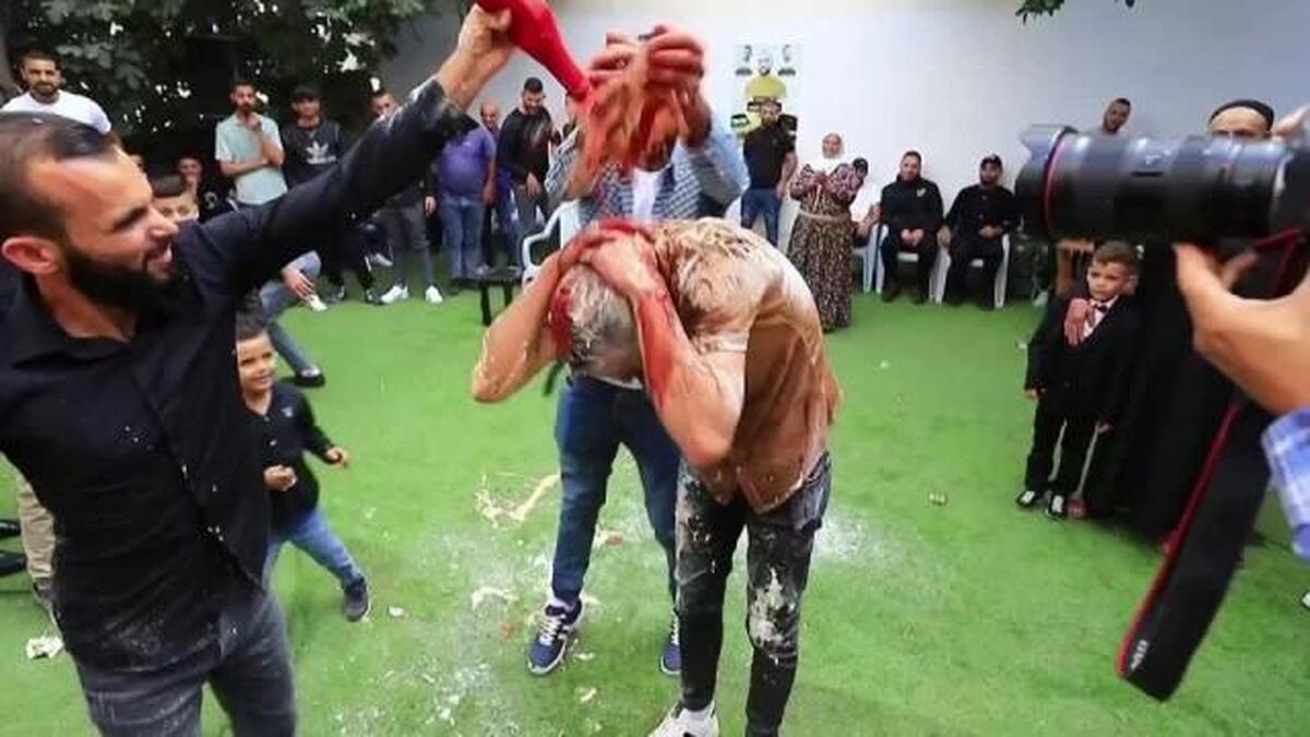 ببینید | رسم جدید در فلسطین / کثیف کردن داماد در آخرین مهمانی مجردی