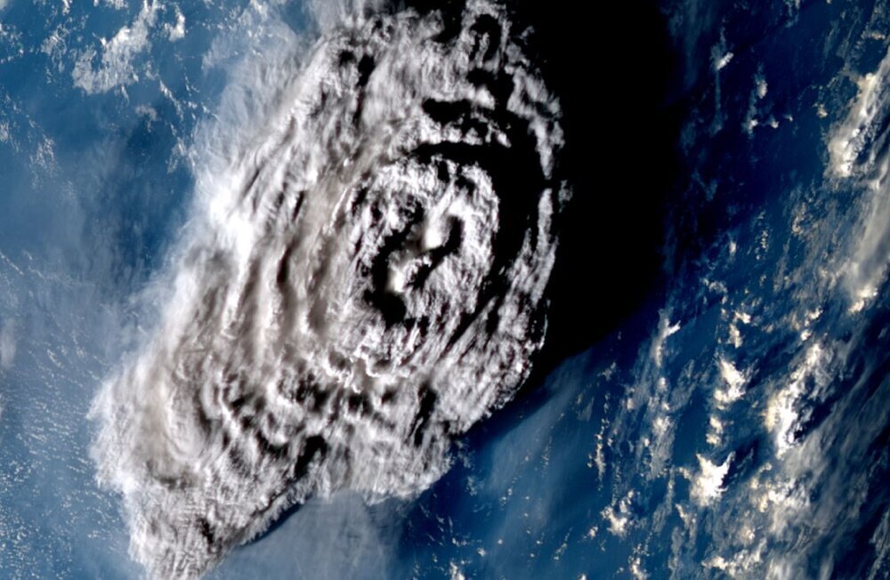 عظیم‌ترین انفجار ۳۰ سال اخیر زمین که ستون غبارش ۶۰ کیلومتر بالا رفت! (+عکس)