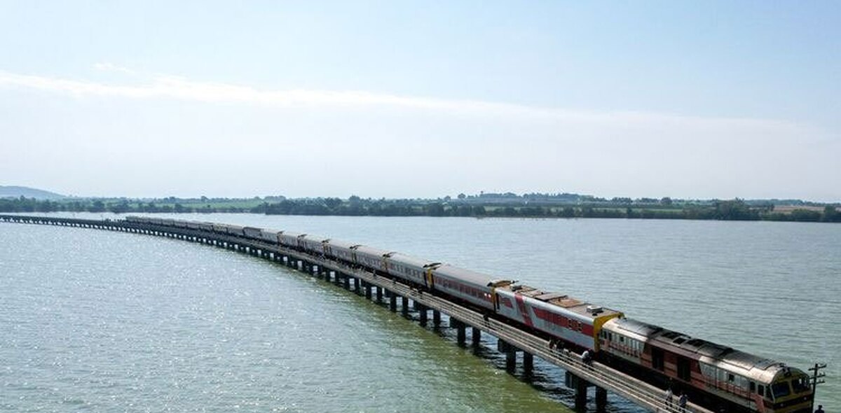 ببینید| سفر خیال‌انگیز با قطار شناور بر آب