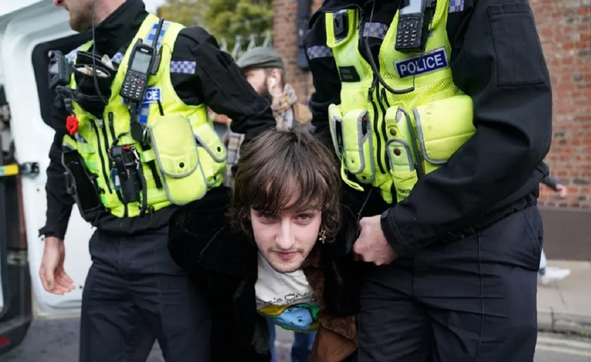 آزاد شدن فردی که به سوی پادشاه انگلیس تخم مرغ پرتاب کرد