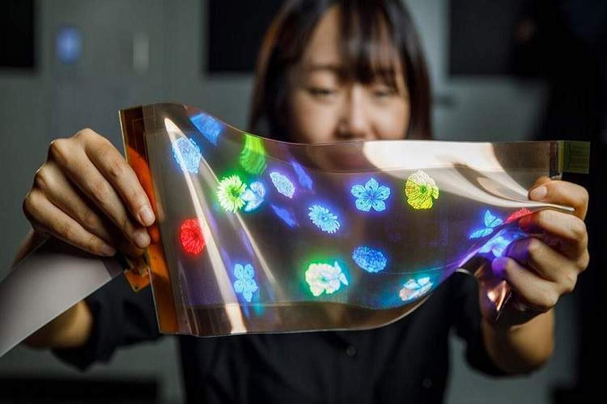 تولید نمایشگری توسط شرکت ال.جی دیسپلی که تا 20% کش می‌آید