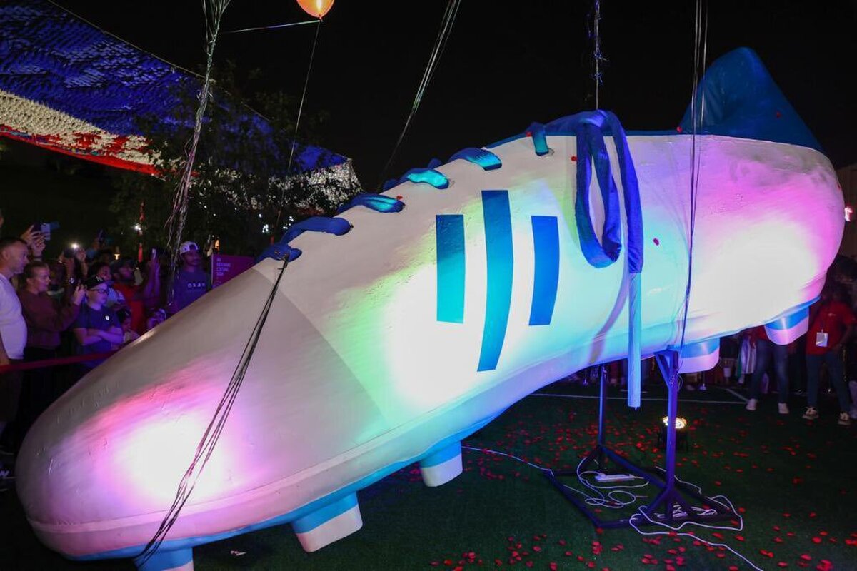 ببینید| حال و هوای قطر پیش از شروع بازی‌ها/ رونمایی از بزرگترین کفش فوتبالی