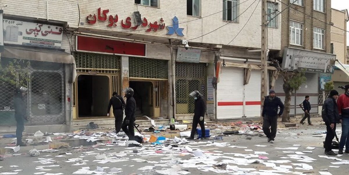 فارس: غارت دو فروشگاه و حمله به شهرداری بوکان توسط اغتشاشگران