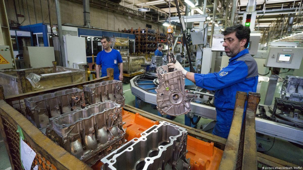 عضو اتاق تهران: موج مهاجرت به تولیدکنندگان بزرگ رسید / فرار سرمایه از 10 میلیارد دلار در سال فراتر رفت / سالی 10 میلیارد دلار سرمایه خارج می‌شود، دولت تقلا می‌کند 2 میلیارد دلار جذب کند