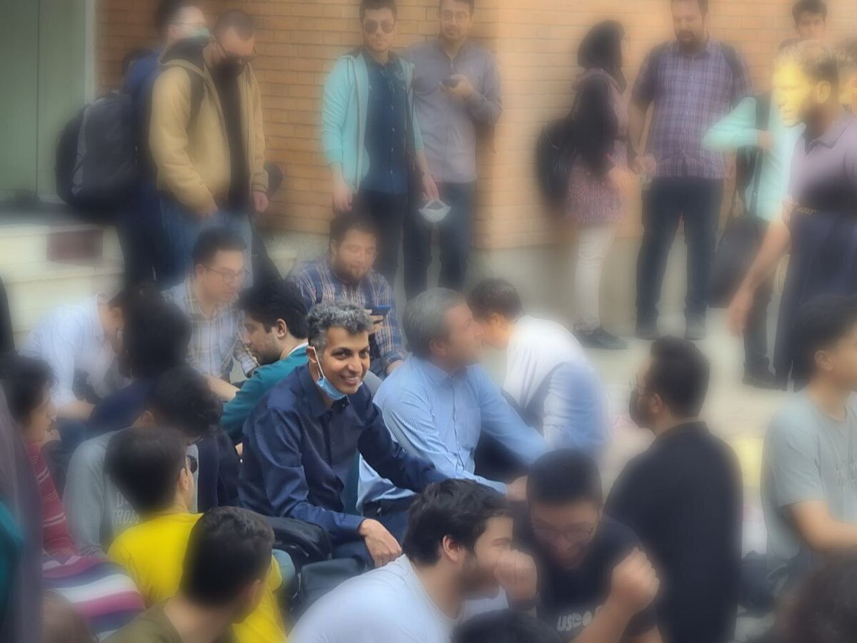 ببینید | عادل فردوسی پور سر سفره ناهار دانشجویان دانشگاه شریف مقابل سلف
