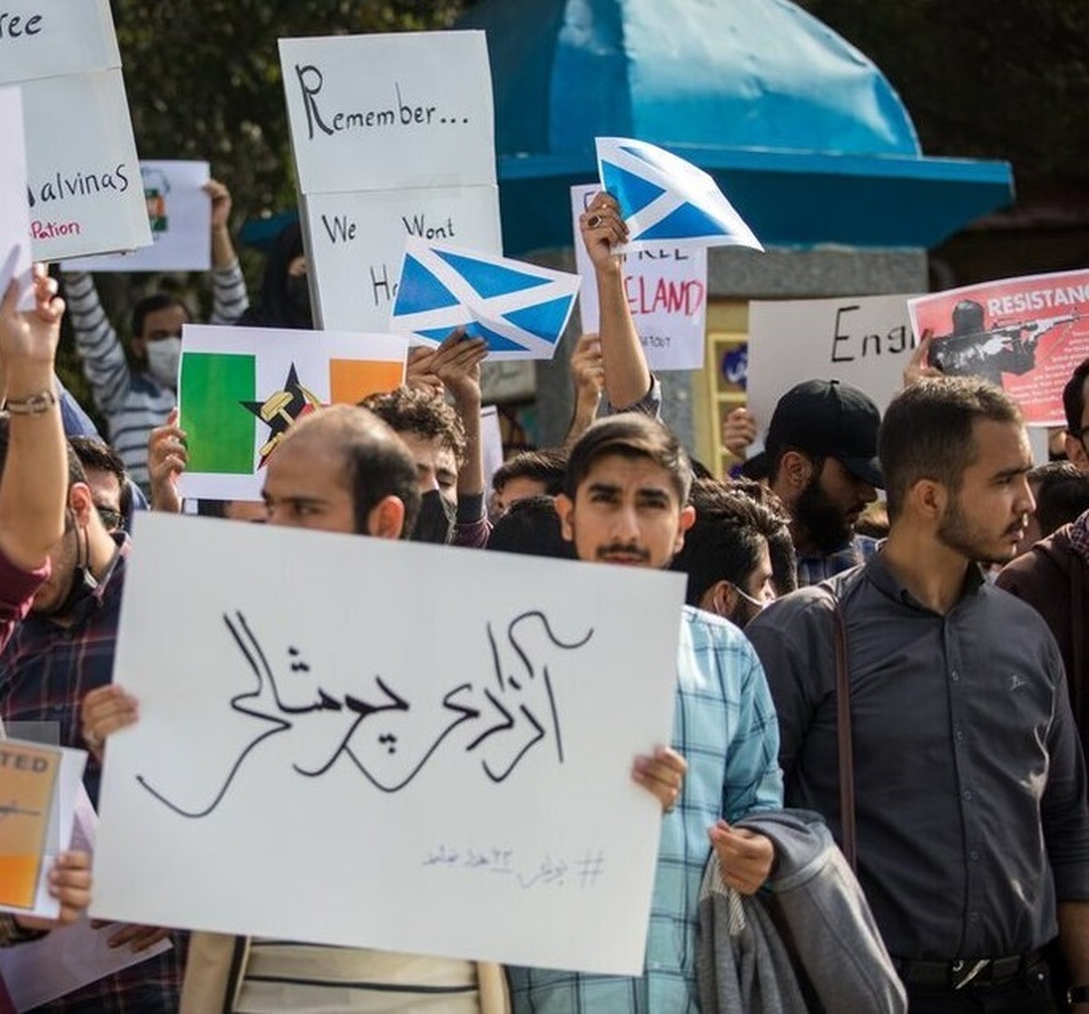 تجمع اعتراضی دانشجویان مقابل سفارت انگلیس در تهران (عکس)