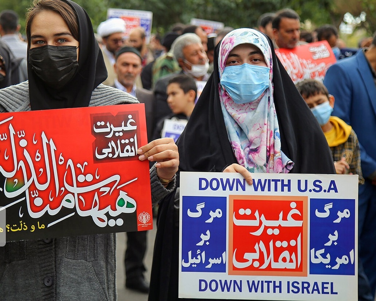 راهپیمایی مردم در محکومیت حمله تروریستی حرم شاهچراغ (عکس)