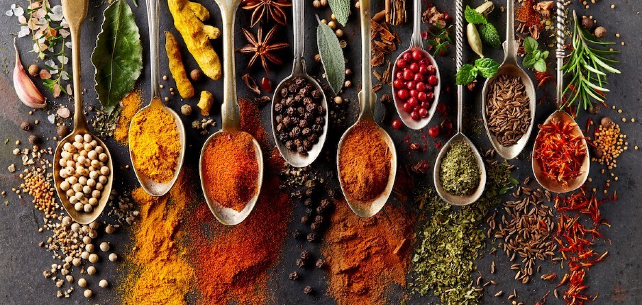 5 ادویه اصلی که برای شروع آشپزی به آنها احتیاج دارید 5 ادویه اصلی که برای شروع آشپزی به آنها احتیاج دارید