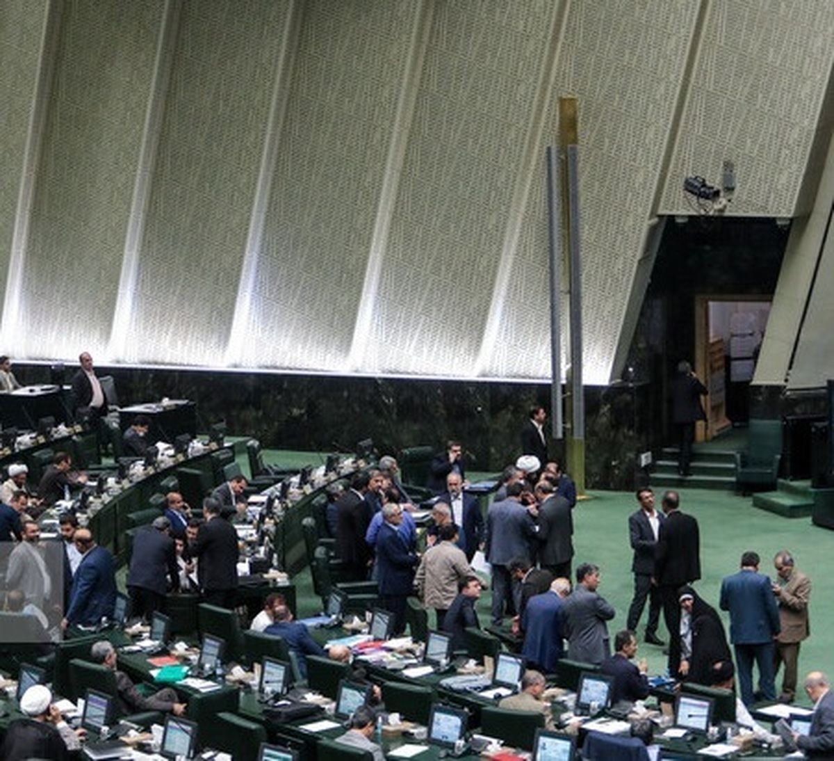 یکشنبه؛ بررسی شکایت نیروی انتظامی از ۴ نماینده مجلس