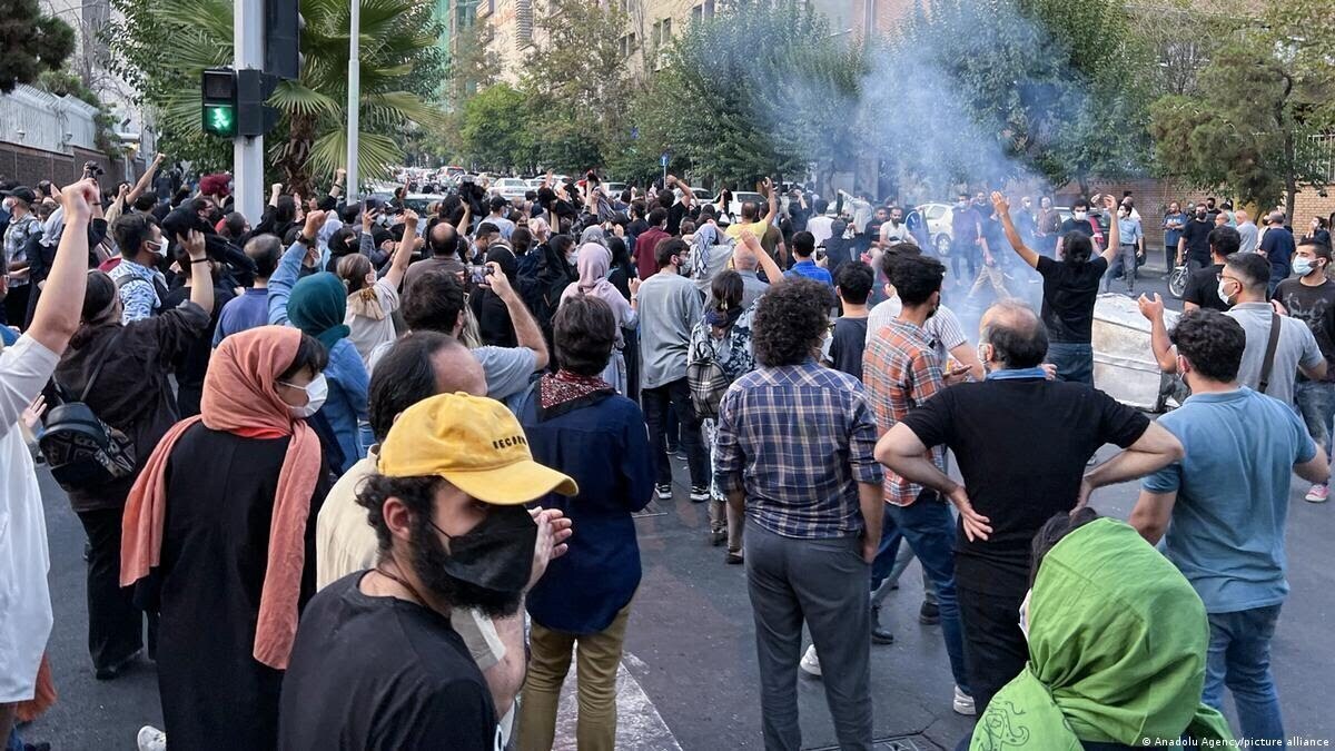روزنامه اعتماد: جناح سیاسی حاکم گفتگو با معترضان را نمی‌پذیرد
