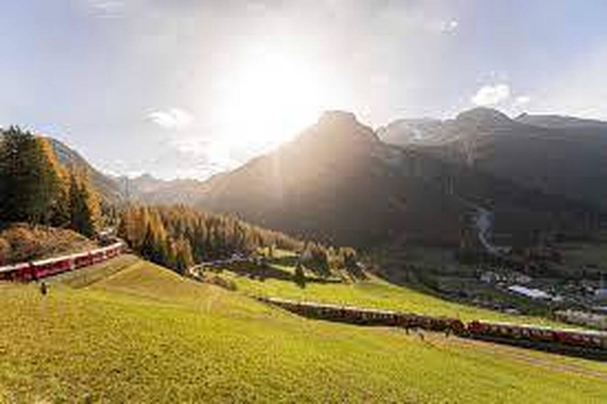ببینید| قطاری با طولی در حدود ۲ کیلومتر/ طویل‌ترین قطار مسافری جهان در سوئیس