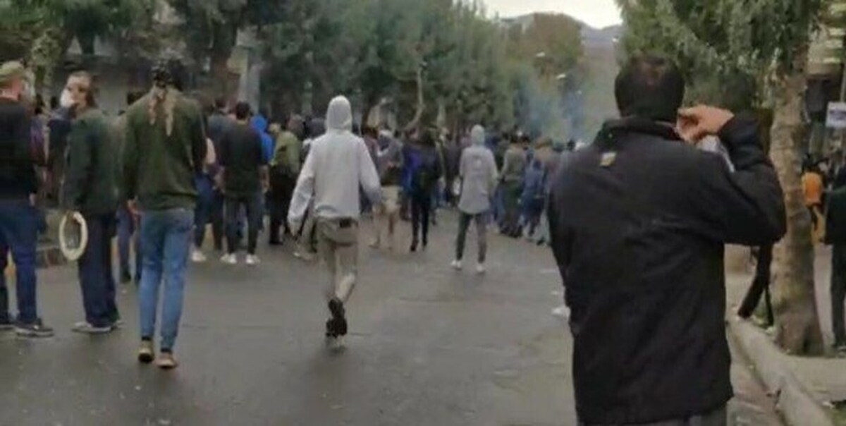 پلیس: در کنترل تجمعات غیرقانونی از هیچ گونه سلاح جنگی استفاده نمی شود / برای شناسایی عوامل تیراندازی در تجمعات اخیر مهاباد و پیرانشهر دستور ویژه صادر شده