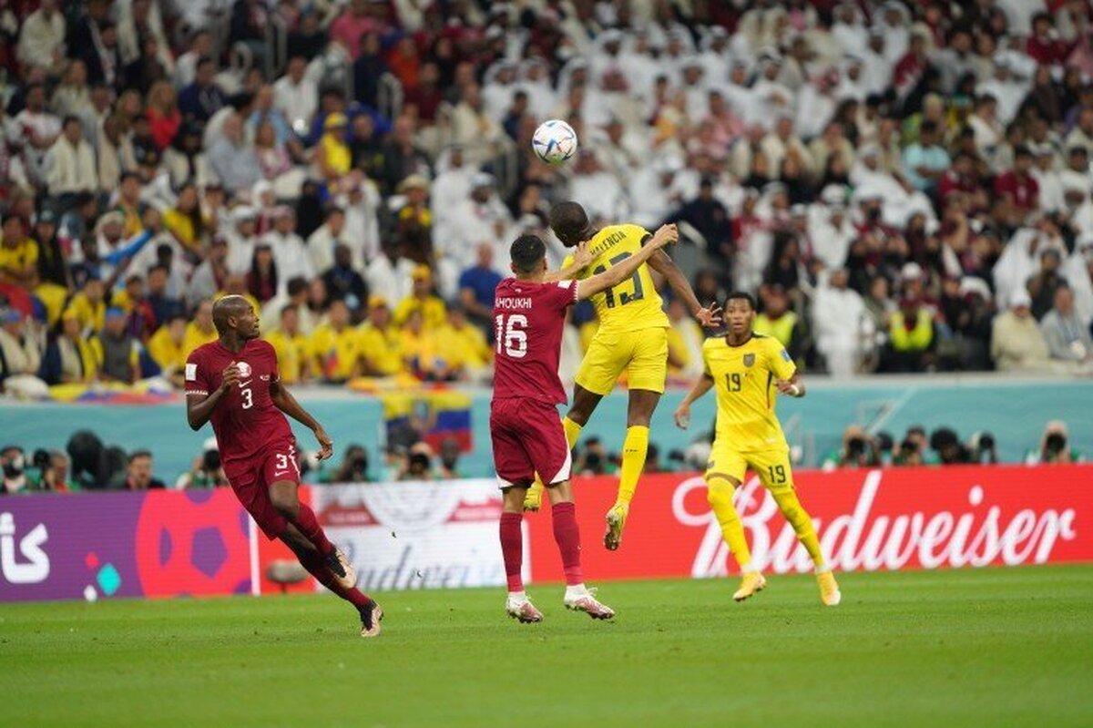 ببینید | واکنش تماشاچی قطری به زباله جمع کردن ژاپنی‌ها بعد از بازی اکوادور - قطر