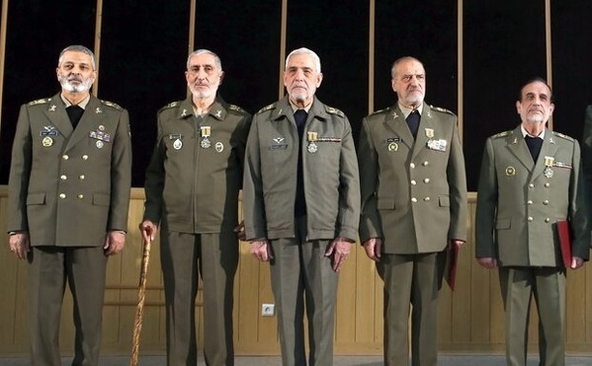 اهدای نشان فداکاری به ۴ فرمانده اسبق نیروی زمینی ارتش