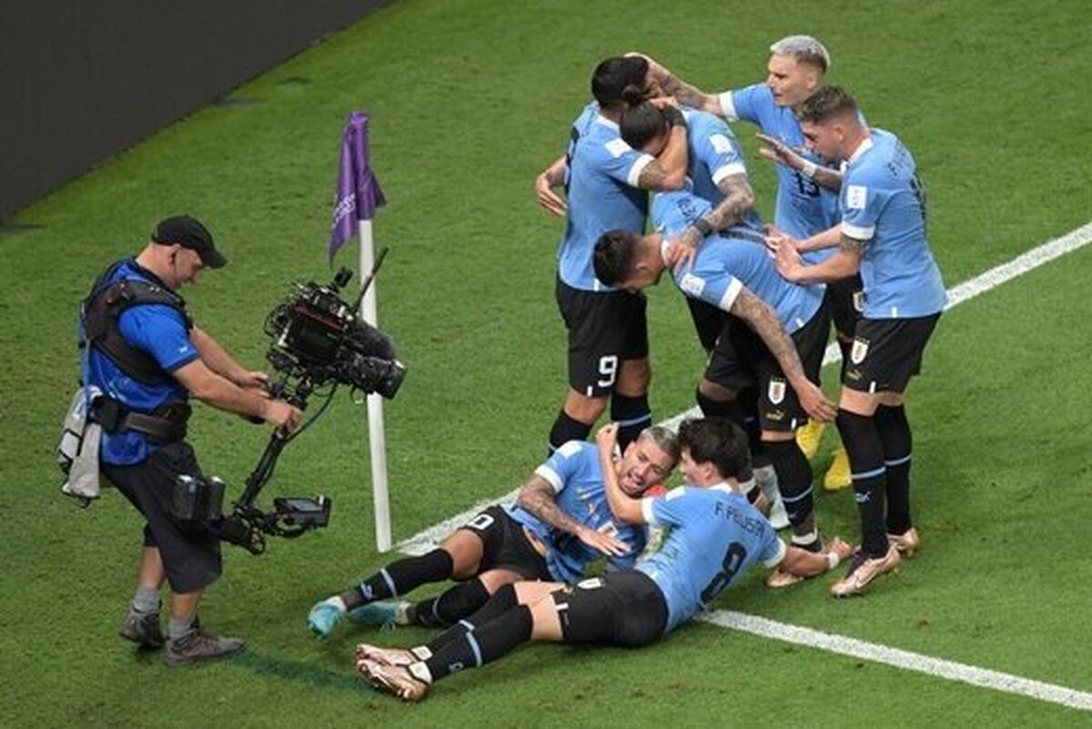 حمله به داور بعد از بازی اروگوئه-غنا (عکس)