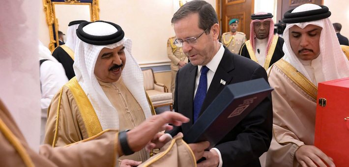 سفر رئیس جمهور اسرائیل به بحرین (+عکس) سفر رئیس جمهور اسرائیل به بحرین (+عکس)