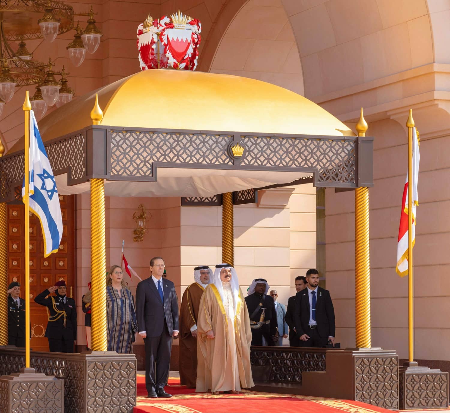 سفر رئیس جمهور اسرائیل به بحرین (+عکس) سفر رئیس جمهور اسرائیل به بحرین (+عکس)