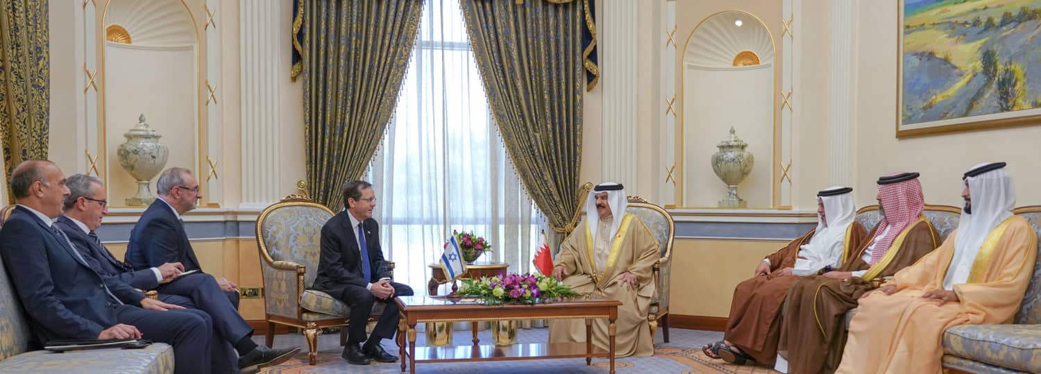 سفر رئیس جمهور اسرائیل به بحرین (+عکس) سفر رئیس جمهور اسرائیل به بحرین (+عکس)