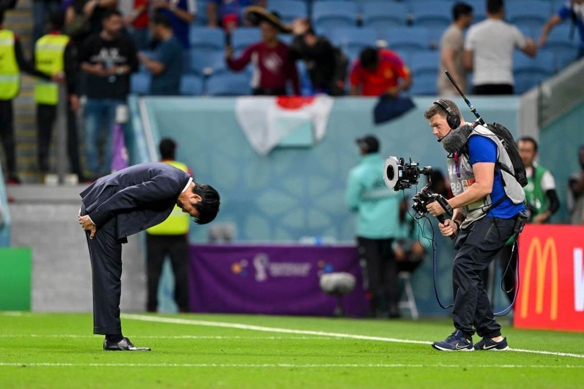 تعظیم و عذرخواهی سرمربی تیم ملی ژاپن از هواداران (+عکس)