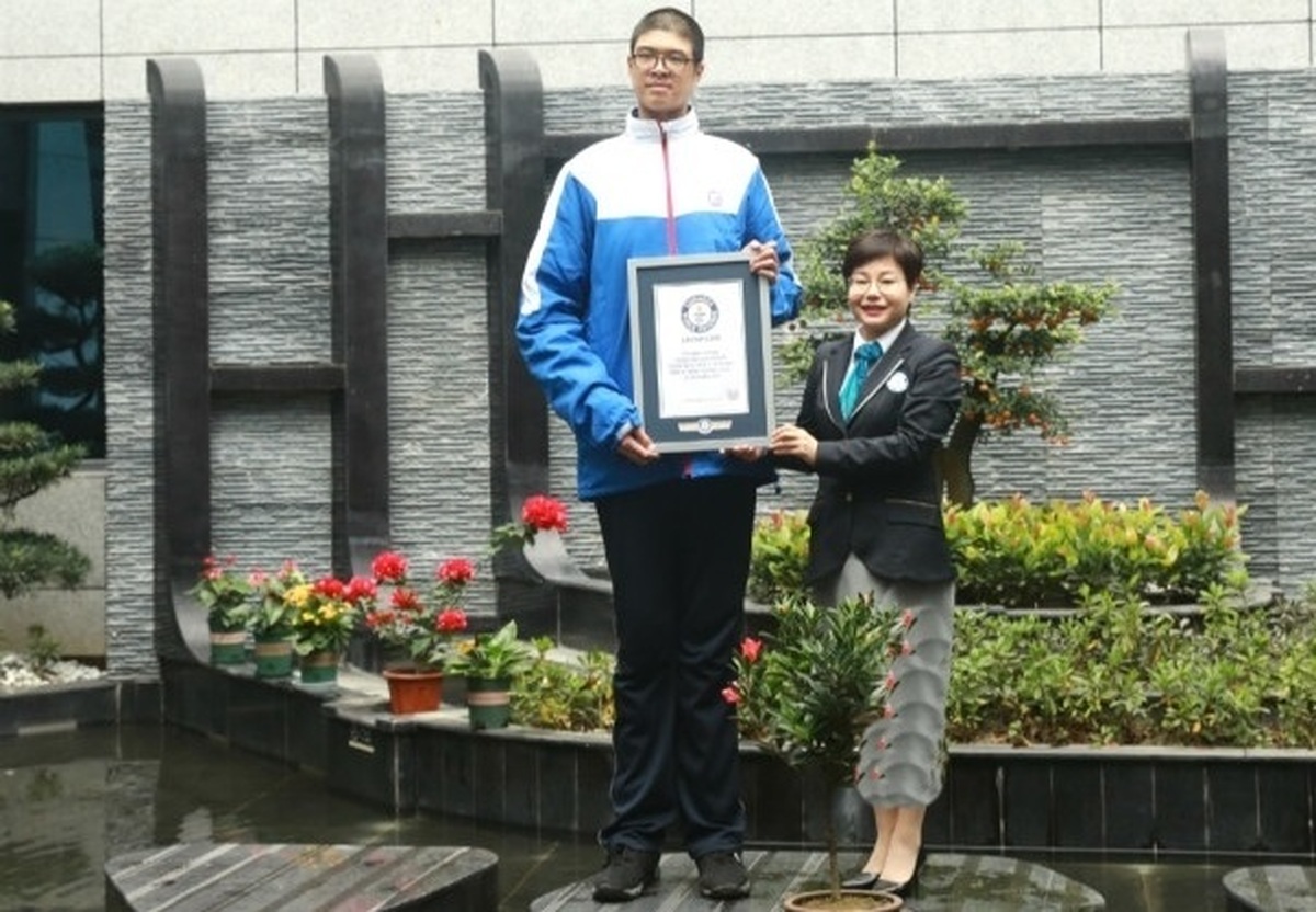 پسری که رکورددار قدبلندترین نوجوان جهان است (+عکس)