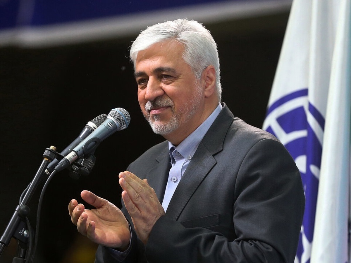 وزیر ورزش: قبل از شروع بازی ایران و انگلیس در جام جهانی، مزاحمتی از روی سکوها با به کار بردن الفاظ غیرورزشی صورت گرفت / در حین بازی نیز کلمات غیرورزشی شنیده شد / روی سکوها پرچم‌های غیرمجاز وارد شده بود که تماشاچیان با هم درگیر شدند