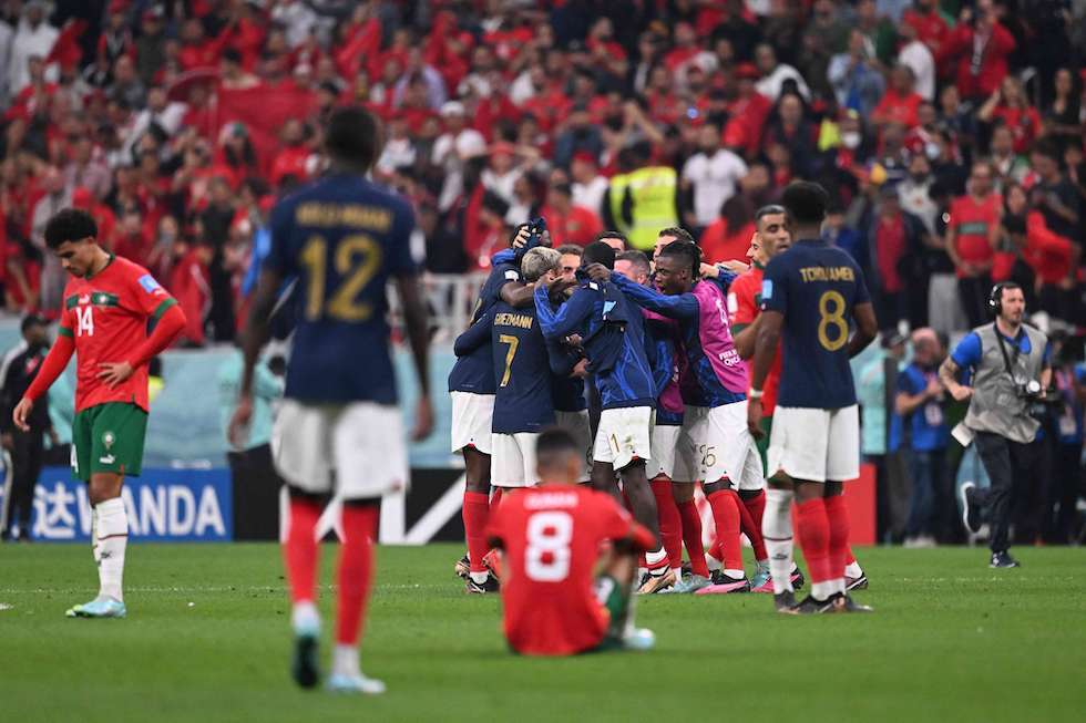 حاشیه بازی فرانسه - مراکش (+عکس) / از شادی مکرون تا دلداری امپایه به اشرف حکیمی