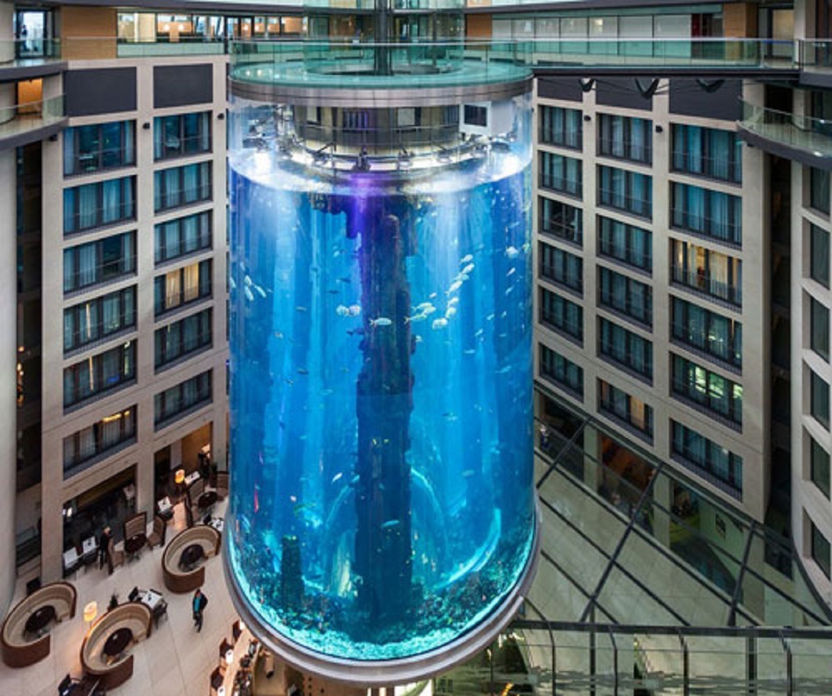 ببینید | متلاشی شدن هولناک آکواریوم بزرگ هتلی در برلین