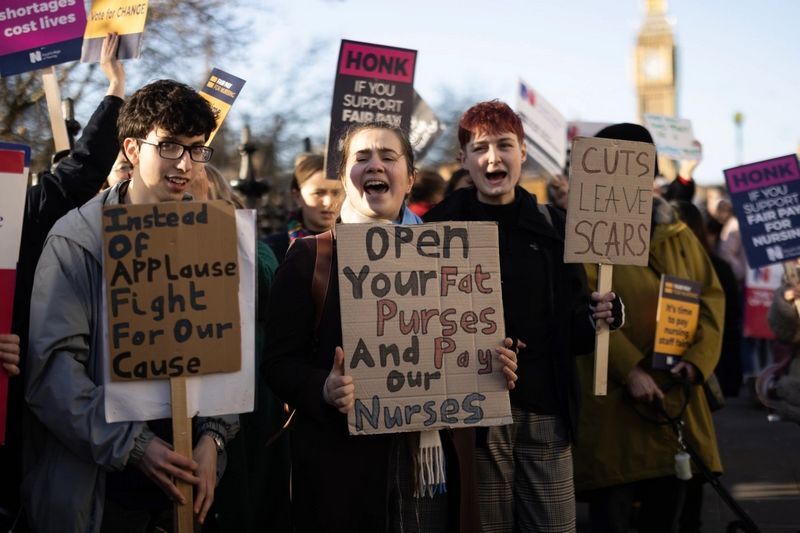 اعتصاب پرستاران و کادر درمان انگلیس (+عکس)