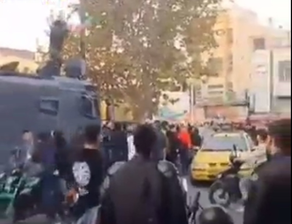 ببینید | شادی نیروی یگان ویژه روی ماشین آب پاش در تهران