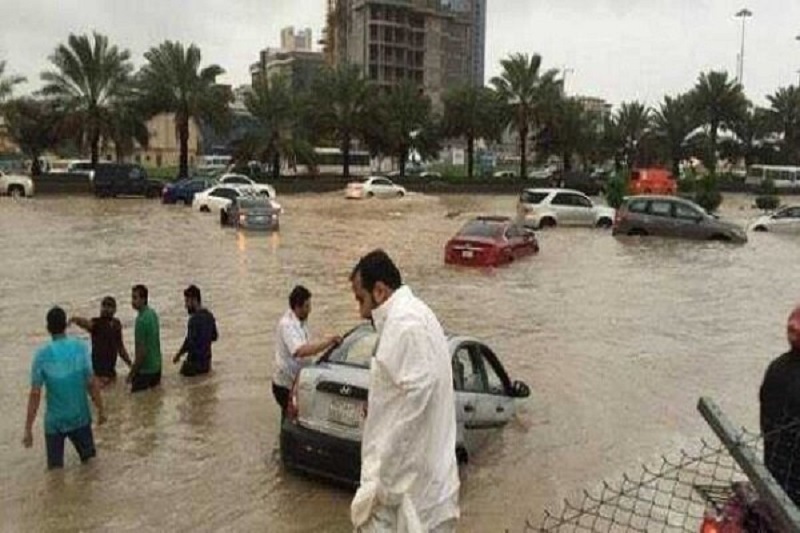عربستان/ سیلاب شدید در جده/ لغو پروازها، تعطیلی مدارس و گزارش ۲ فوتی تاکنون