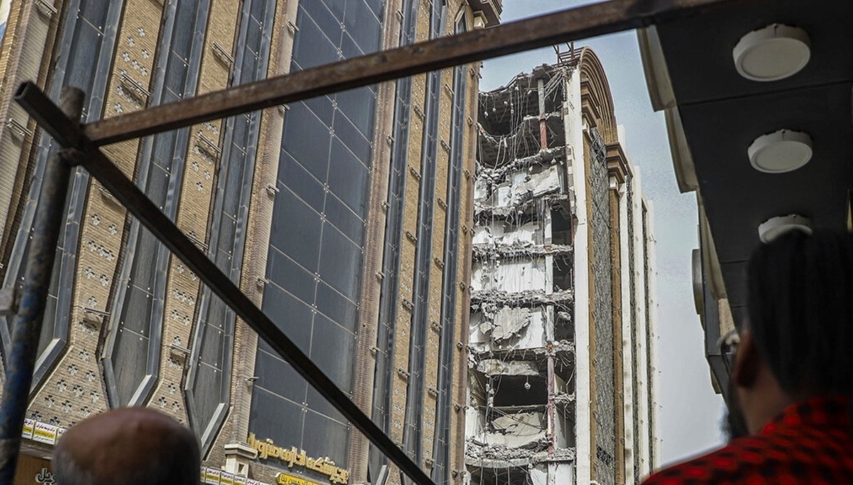 محدودیت‌های ترافیکی در اطراف متروپل/ معاون منطقه آزاد اروند: ظرف مدت ۱۰ روز بخش‌های باقی مانده متروپل تخریب خواهد شد