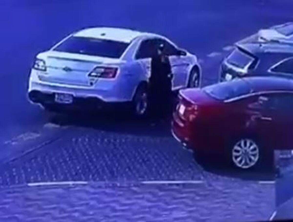 ببینید | سرقت ماشین توسط زن جوان به راحتی آب خوردن / فیلم مربوط به ایران نیست