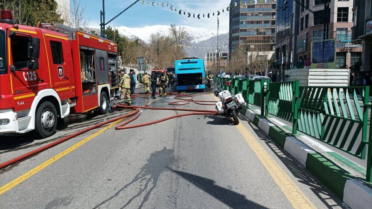آتش‌سوزی یک دستگاه اتوبوس در خیابان ولیعصر تهران/هیچ مسافری مصدوم نشده