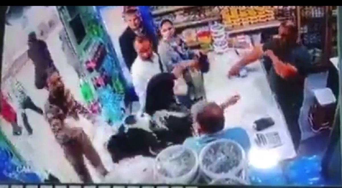 ببینید | امر به معروف با زدن سطل ماست روی سر دو زن بی حجاب در مغازه