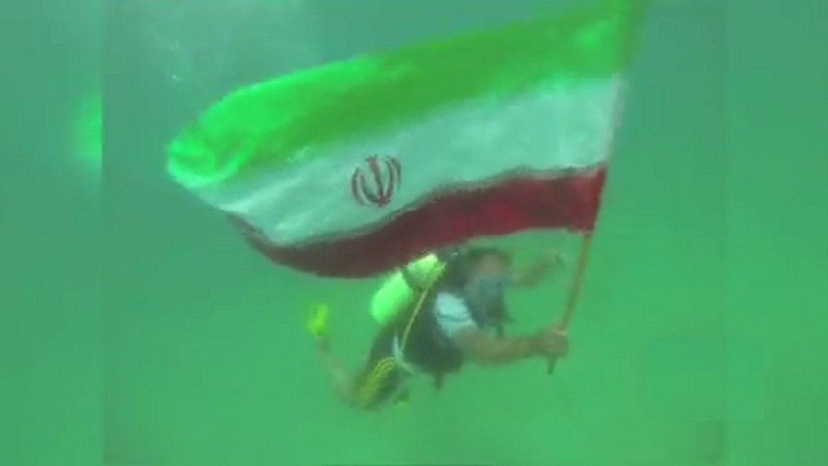 ببینید | نصب پرچم ایران در اعماق خلیج فارس توسط جانباز غواص