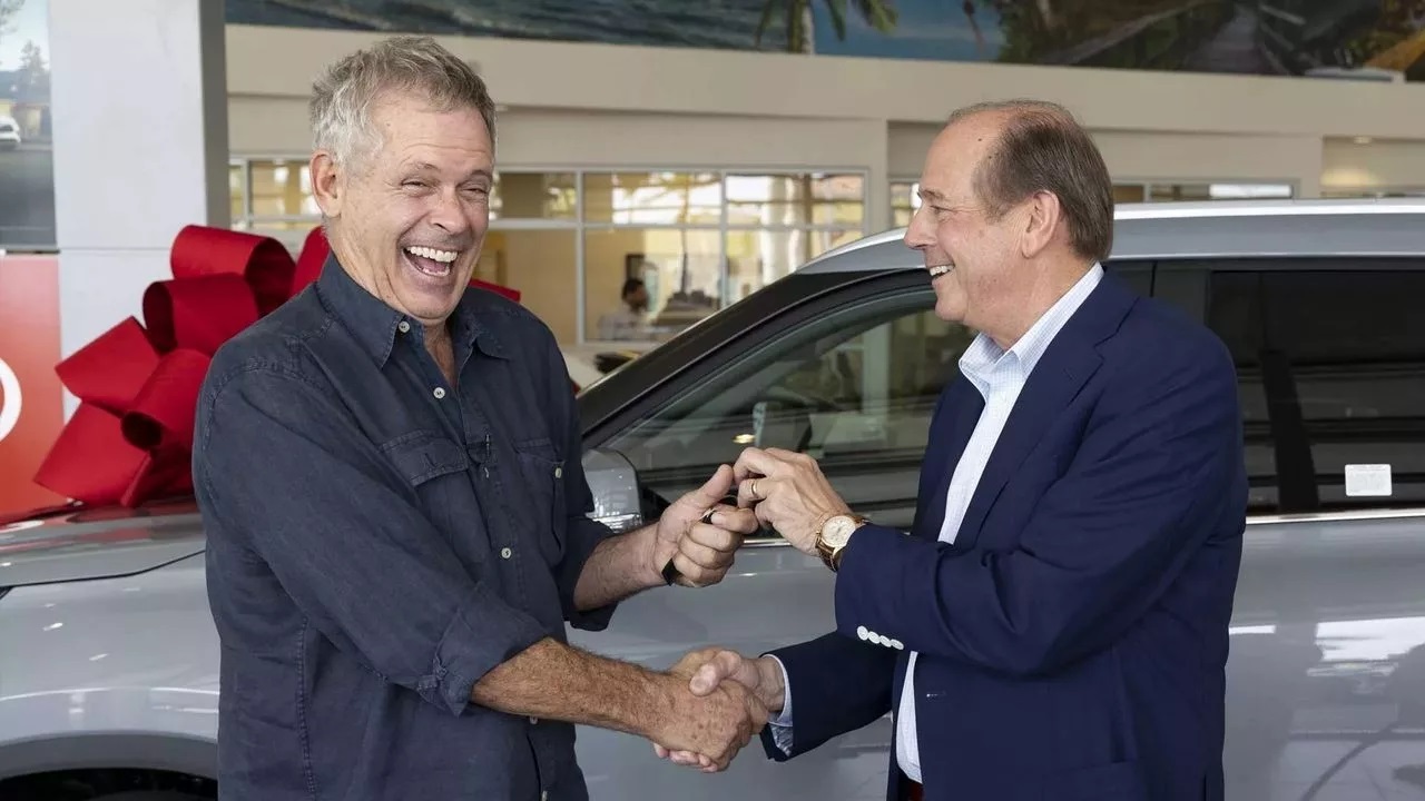 اهدای یک خودروی نو پس از 1.6 میلیون کیلومتر رانندگی/ مشتری‌مداری تبلیغاتی به سبک تویوتا