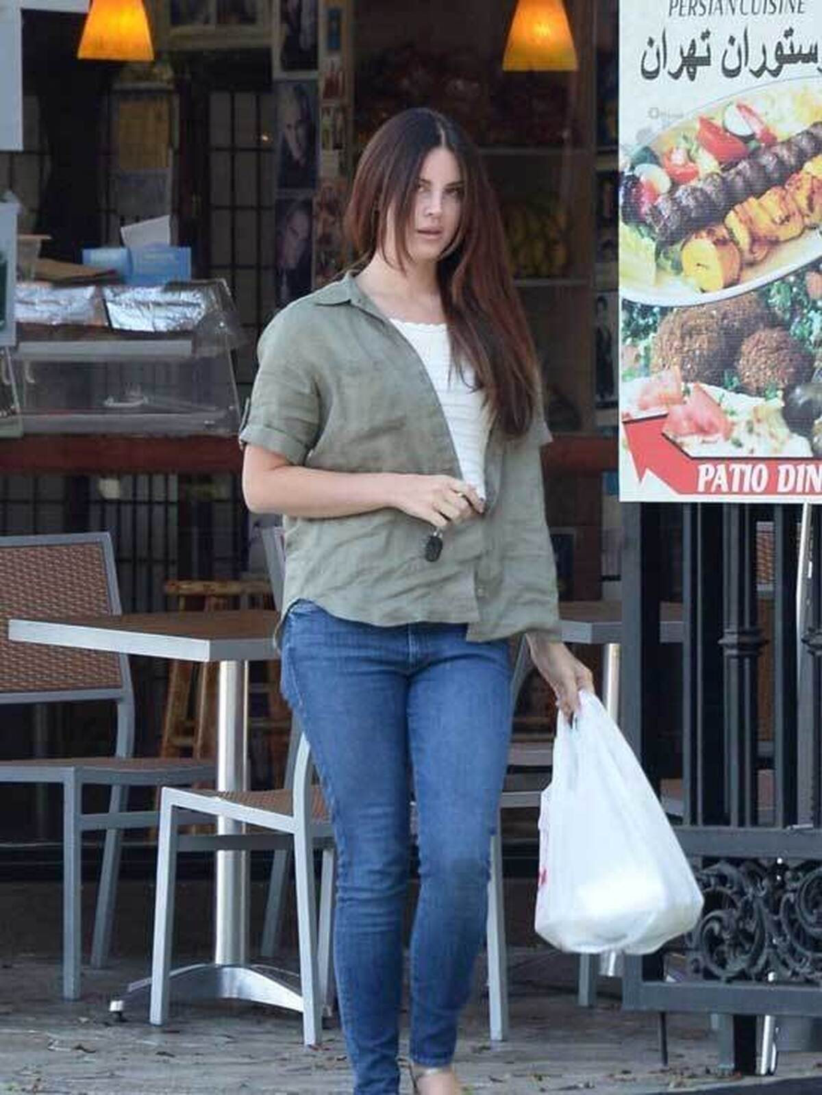 پای خواننده زن معروف به رستوران ایرانی باز شد