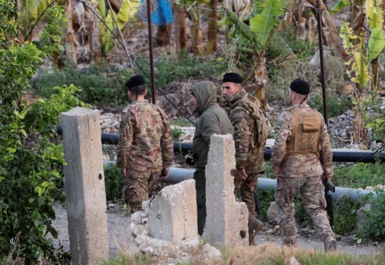 جنود من الجيش اللبناني يتفقدون موقع اعتداءات الجيش الإسرائيلي على جنوب لبنان