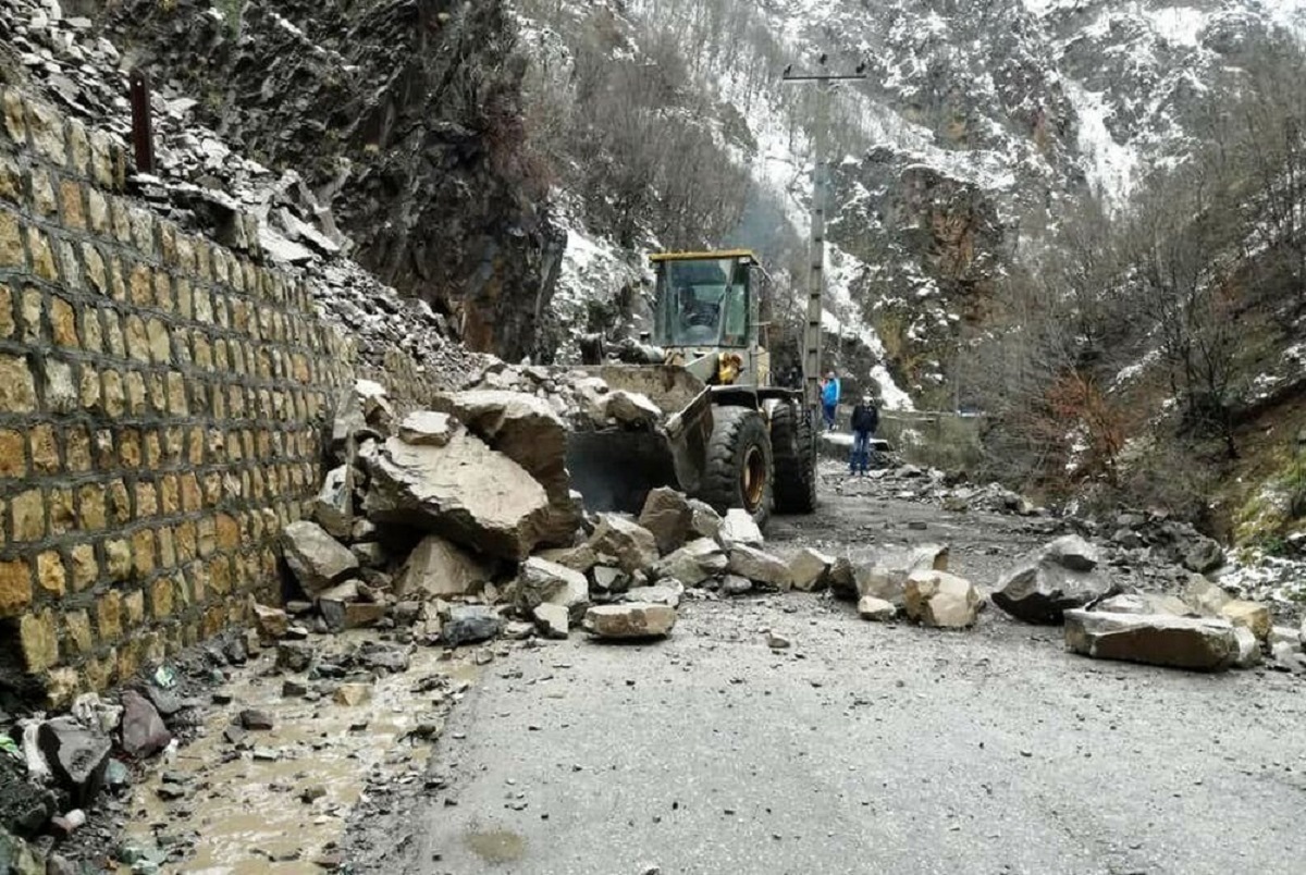 ۳ کشته بر اثر ریزش سنگ روی پژوپارس در جاده چالوس