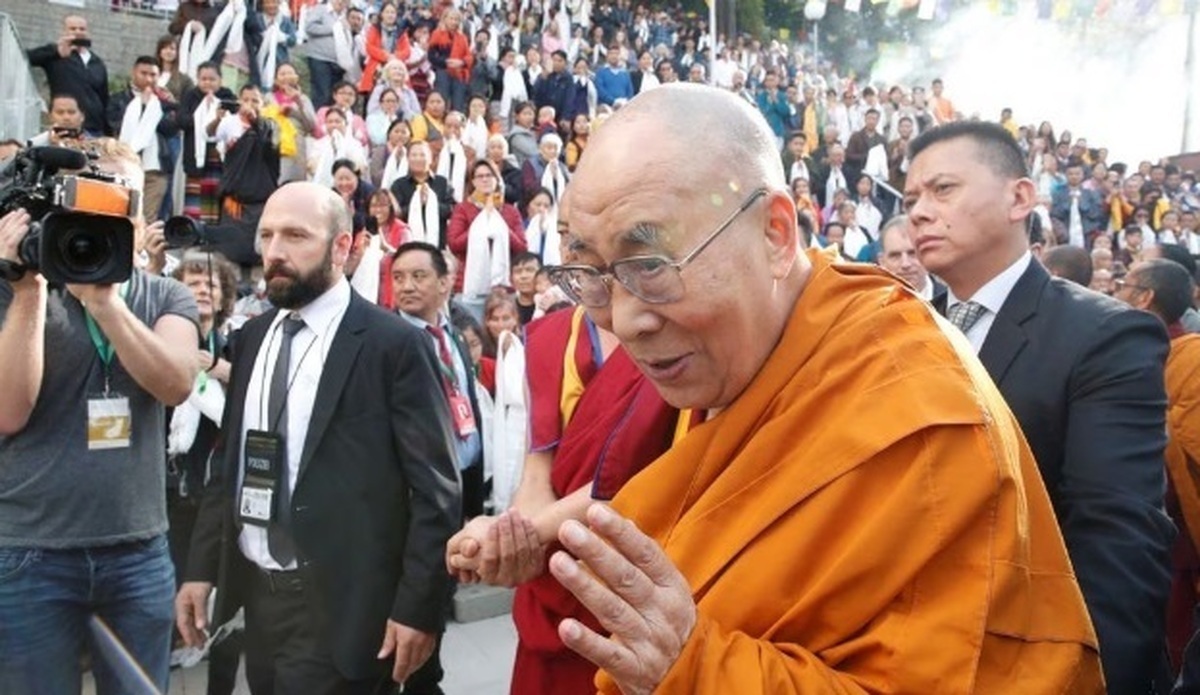 عذرخواهی دالایی لاما به خاطر رفتار نامناسب با یک پسربچه