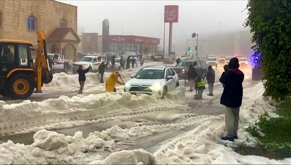 بارش شدید تگرگ در عربستان جاده‌ها را مسدود کرد